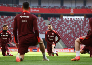 20.03.2025. Warszawa. Piłkarze reprezentacji Polski Matty Cash i Robert Lewandowski podczas treningu kadry w Warszawie. Polacy przygotowują się do jutrzejszego meczu eliminacyjnego mistrzostw świata z Litwą / Fot. PAP - Leszek Szymański