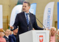 20.03.2025. Turek. Kandydat KO, prezydent Warszawy Rafał Trzaskowski przemawia na spotkaniu otwartym z sympatykami w hali widowiskowo-sportowej w Turku / Fot. PAP - Tomasz Wojtasik