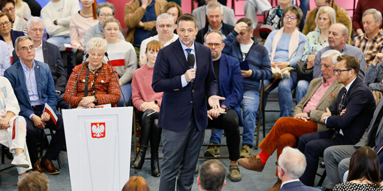 20.03.2025. Turek. Kandydat KO, prezydent Warszawy Rafał Trzaskowski przemawia na spotkaniu otwartym z sympatykami w hali widowiskowo-sportowej w Turku / Fot. PAP - Tomasz Wojtasik