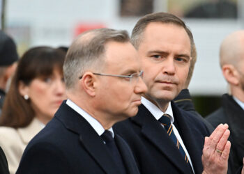 24.03.2025. Ciepielów. Prezydent RP Andrzej Duda oraz prezes IPN Karol Nawrocki podczas uroczystości odsłonięcia pomnika poświęconego Polakom ratującym Żydów, odbywających się na placu Zwycięstwa w Ciepielowie / Fot. PAP - Piotr Polak