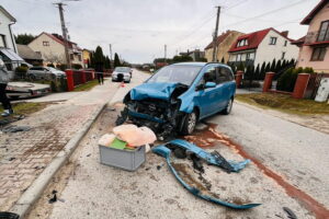 Nieuwaga podczas wjazdu na podwórko. Interweniowali ratownicy