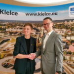 31.03.2025. Kielce. Przedstawienie nowego wiceprezydenta Kielc. Na zdjęciu (od lewej): Agata Wojda - prezydentka Kielc i Tomasz Porębski - nowy wiceprezydent Kielc / Fot. Aleksandra Kwaśniewska - Radio Kielce