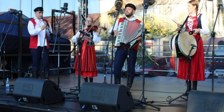 RYM SIĘ NIESIE PO POLU PO LESIE. „Polka emeryta” [POSŁUCHAJ] - Radio Kielce