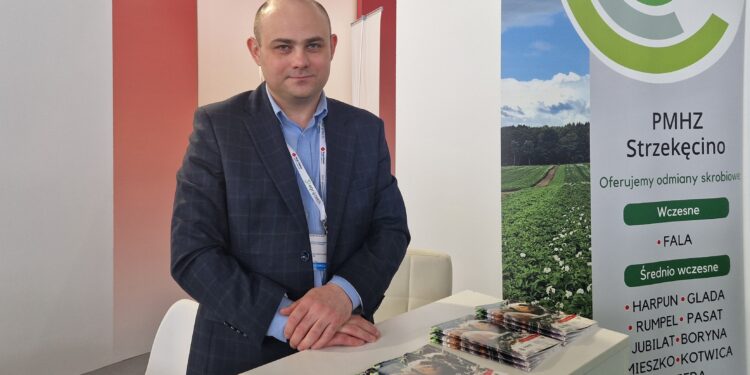 Krystian Chwalisz z Pomorsko-Mazurskiej Hodowli Ziemniaka. / Fot. Marzena Smoręda - Radio Kielce