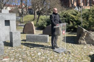 16.03.2025. Sandomierz. Pomnik ofiar wojennych. Uroczystości upamiętniające ofiary terroru niemieckiego z czasu II wojny światowej / Fot. Grażyna Szlęzak - Radio Kielce