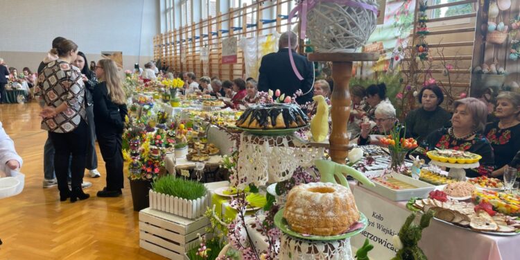 Klimontowianie i Koprzywianie przy świątecznym stole - Radio Kielce 06.04.2025. Klimontów. Miejsko-Gminne Śniadanie Wielkanocne / Fot. Grażyna Szlęzak - Radio Kielce