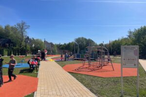 28.04.2025. Sandomierz. Otwarcie pierwszego w mieście integracyjnego placu zabaw / Fot. Grażyna Szlęzak - Radio Kielce