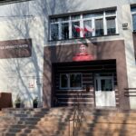 14.04.2025. Zespół Placówek Oświatowych w Kazanowie. Przed wejściem głównym do placówki posadzono dąb ku pamięci zamordowanego w Charkowie majora Stanisława Malickiego / Fot. Magdalena Galas-Klusek – Radio Kielce