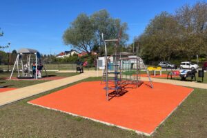 28.04.2025. Sandomierz. Otwarcie pierwszego w mieście integracyjnego placu zabaw / Fot. Grażyna Szlęzak - Radio Kielce