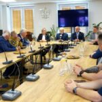 24.04.2025. Skarżysko-Kamienna. Spotkanie służb miejskich z gen. Waldemarem Skrzypczakiem / Fot. UM Skarżysko