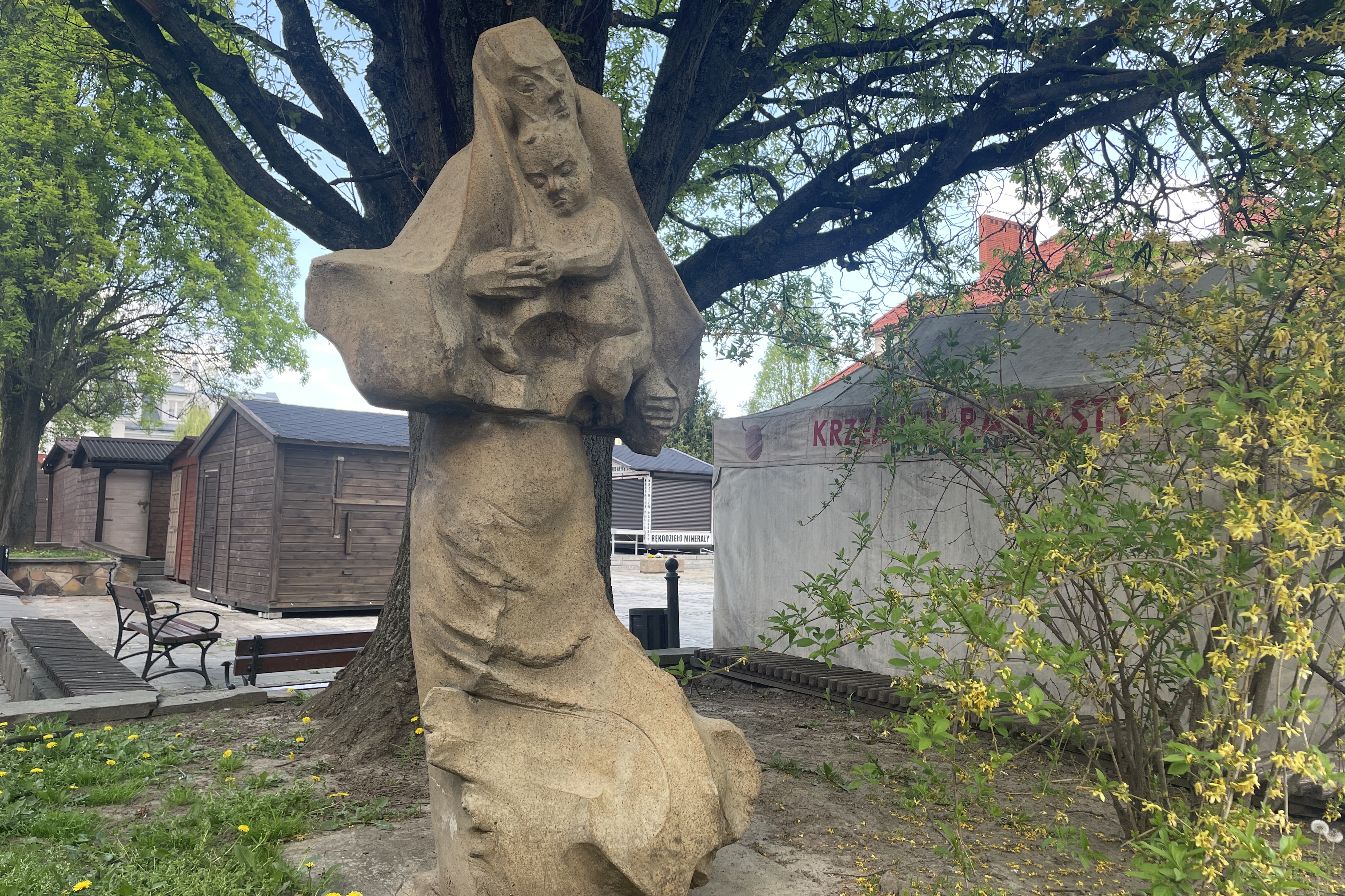 Ta rzeźba symbolizuje macierzyństwo. Została odnowiona