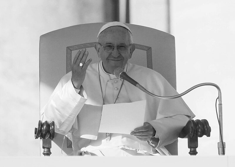 Na zdjęciu: Papież Franciszek podczas audiencji generalnej na Placu św. Piotra w Watykanie / Fot. Leszek Szymański / PAP
