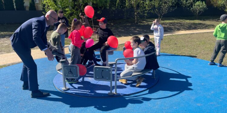 28.04.2025. Sandomierz. Otwarcie pierwszego w mieście integracyjnego placu zabaw / Fot. Grażyna Szlęzak - Radio Kielce