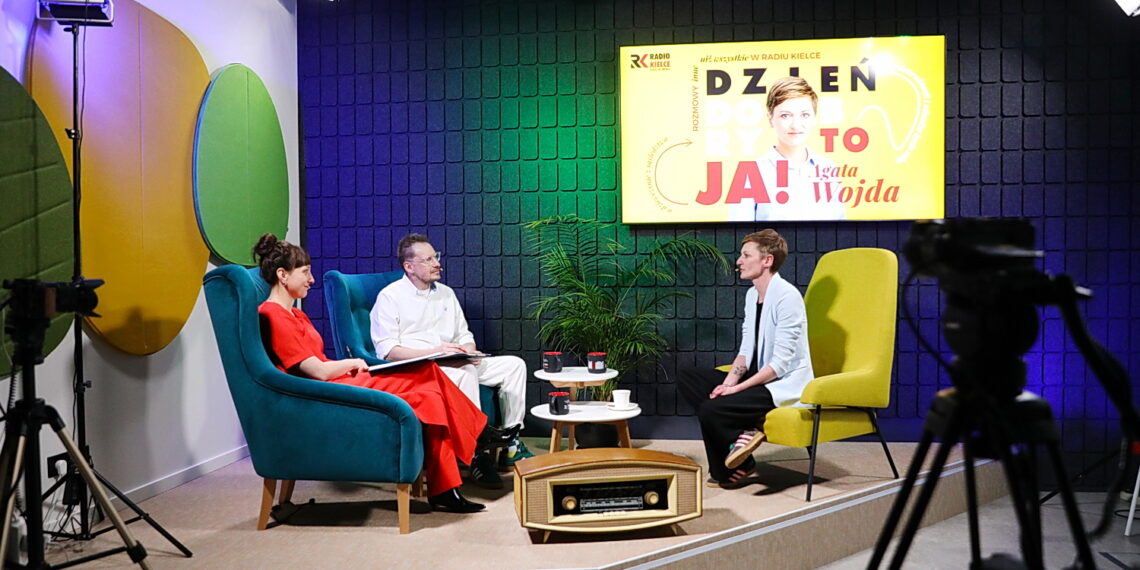 Audycja „Dzień Dobry, to Ja! Rozmowy inne niż wszystkie w Radiu Kielce”. Na zdjęciu (od lewej): Magda Galas-Klusek i Tomek Dudek oraz Agata Wojda – prezydentka Kielc / Fot. Wiktor Taszłow – Radio Kielce
