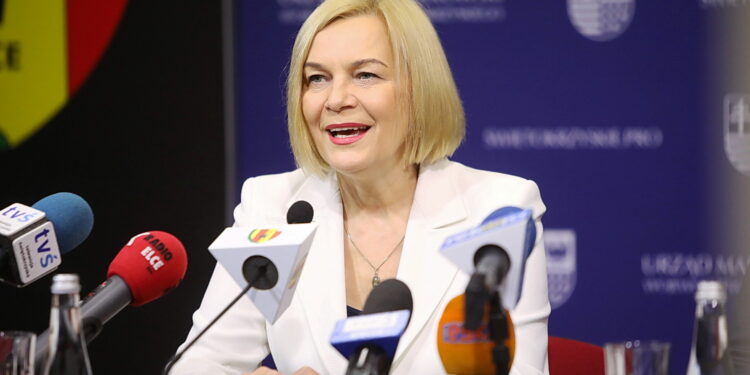 Marszałek Renata Janik będzie zarabiała więcej - Radio Kielce Marszałek Renata Janik będzie zarabiała więcej