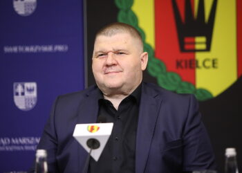 11.04.2025. Kielce. Przekazanie Koronie Kielce środków na rzecz promocji regionu. Na zdjęciu: Łukasz Maciejczyk - prezes i właściciel Korony Kielce / Fot. Wiktor Taszłow - Radio Kielce