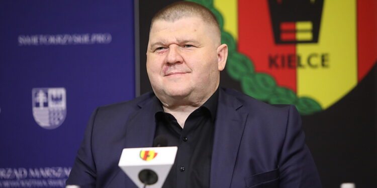 11.04.2025. Kielce. Przekazanie Koronie Kielce środków na rzecz promocji regionu. Na zdjęciu: Łukasz Maciejczyk - prezes i właściciel Korony Kielce / Fot. Wiktor Taszłow - Radio Kielce
