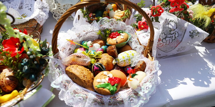 Kolory w koszyczku ze święconką. Jak jest tradycja?