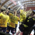 13.04.2025. Kalisz. Finał Pucharu Polski Industria Kielce - ORLEN Wisła Płock. Ceremonia wręczania medali i pucharu oraz radość zawodników Industrii Kielce / Jarosław Kubalski - Radio Kielce