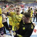 13.04.2025. Kalisz. Finał Pucharu Polski Industria Kielce - ORLEN Wisła Płock. Ceremonia wręczania medali i pucharu oraz radość zawodników Industrii Kielce / Jarosław Kubalski - Radio Kielce