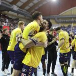 13.04.2025. Kalisz. Finał Pucharu Polski Industria Kielce - ORLEN Wisła Płock. Ceremonia wręczania medali i pucharu oraz radość zawodników Industrii Kielce / Jarosław Kubalski - Radio Kielce