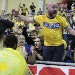 13.04.2025. Kalisz. Finał Pucharu Polski Industria Kielce - ORLEN Wisła Płock. Ceremonia wręczania medali i pucharu oraz radość zawodników Industrii Kielce / Jarosław Kubalski - Radio Kielce