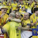 13.04.2025. Kalisz. Finał Pucharu Polski Industria Kielce - ORLEN Wisła Płock. Ceremonia wręczania medali i pucharu oraz radość zawodników Industrii Kielce / Jarosław Kubalski - Radio Kielce