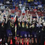 13.04.2025. Kalisz. Finał Pucharu Polski Industria Kielce - ORLEN Wisła Płock. Ceremonia wręczania medali i pucharu oraz radość zawodników Industrii Kielce / Jarosław Kubalski - Radio Kielce