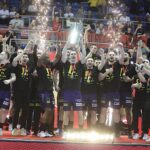 13.04.2025. Kalisz. Finał Pucharu Polski Industria Kielce - ORLEN Wisła Płock. Ceremonia wręczania medali i pucharu oraz radość zawodników Industrii Kielce / Jarosław Kubalski - Radio Kielce