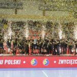 13.04.2025. Kalisz. Finał Pucharu Polski Industria Kielce - ORLEN Wisła Płock. Ceremonia wręczania medali i pucharu oraz radość zawodników Industrii Kielce / Jarosław Kubalski - Radio Kielce