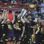 13.04.2025. Kalisz. Finał Pucharu Polski Industria Kielce - ORLEN Wisła Płock. Ceremonia wręczania medali i pucharu oraz radość zawodników Industrii Kielce / Jarosław Kubalski - Radio Kielce