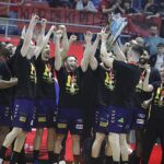 13.04.2025. Kalisz. Finał Pucharu Polski Industria Kielce - ORLEN Wisła Płock. Ceremonia wręczania medali i pucharu oraz radość zawodników Industrii Kielce / Jarosław Kubalski - Radio Kielce