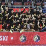 13.04.2025. Kalisz. Finał Pucharu Polski Industria Kielce - ORLEN Wisła Płock. Ceremonia wręczania medali i pucharu oraz radość zawodników Industrii Kielce / Jarosław Kubalski - Radio Kielce