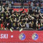 13.04.2025. Kalisz. Finał Pucharu Polski Industria Kielce - ORLEN Wisła Płock. Ceremonia wręczania medali i pucharu oraz radość zawodników Industrii Kielce / Jarosław Kubalski - Radio Kielce