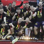 13.04.2025. Kalisz. Finał Pucharu Polski Industria Kielce - ORLEN Wisła Płock. Ceremonia wręczania medali i pucharu oraz radość zawodników Industrii Kielce / Jarosław Kubalski - Radio Kielce