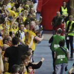 13.04.2025. Kalisz. Finał Pucharu Polski Industria Kielce - ORLEN Wisła Płock. Ceremonia wręczania medali i pucharu oraz radość zawodników Industrii Kielce / Jarosław Kubalski - Radio Kielce