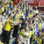 13.04.2025. Kalisz. Finał Pucharu Polski Industria Kielce - ORLEN Wisła Płock. Ceremonia wręczania medali i pucharu oraz radość zawodników Industrii Kielce / Jarosław Kubalski - Radio Kielce