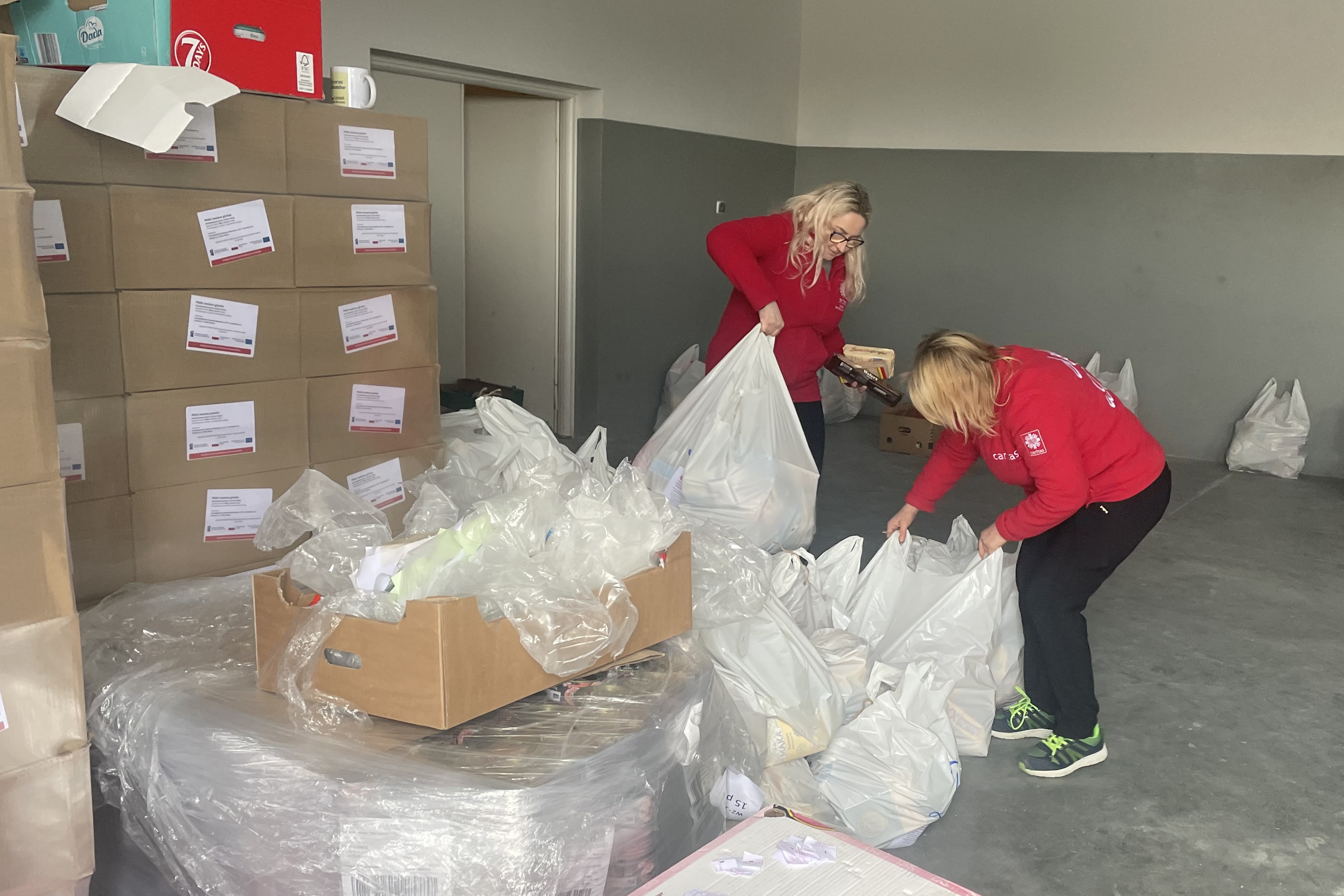 Caritas wydaje paczki żywnościowe na święta wielkanocne