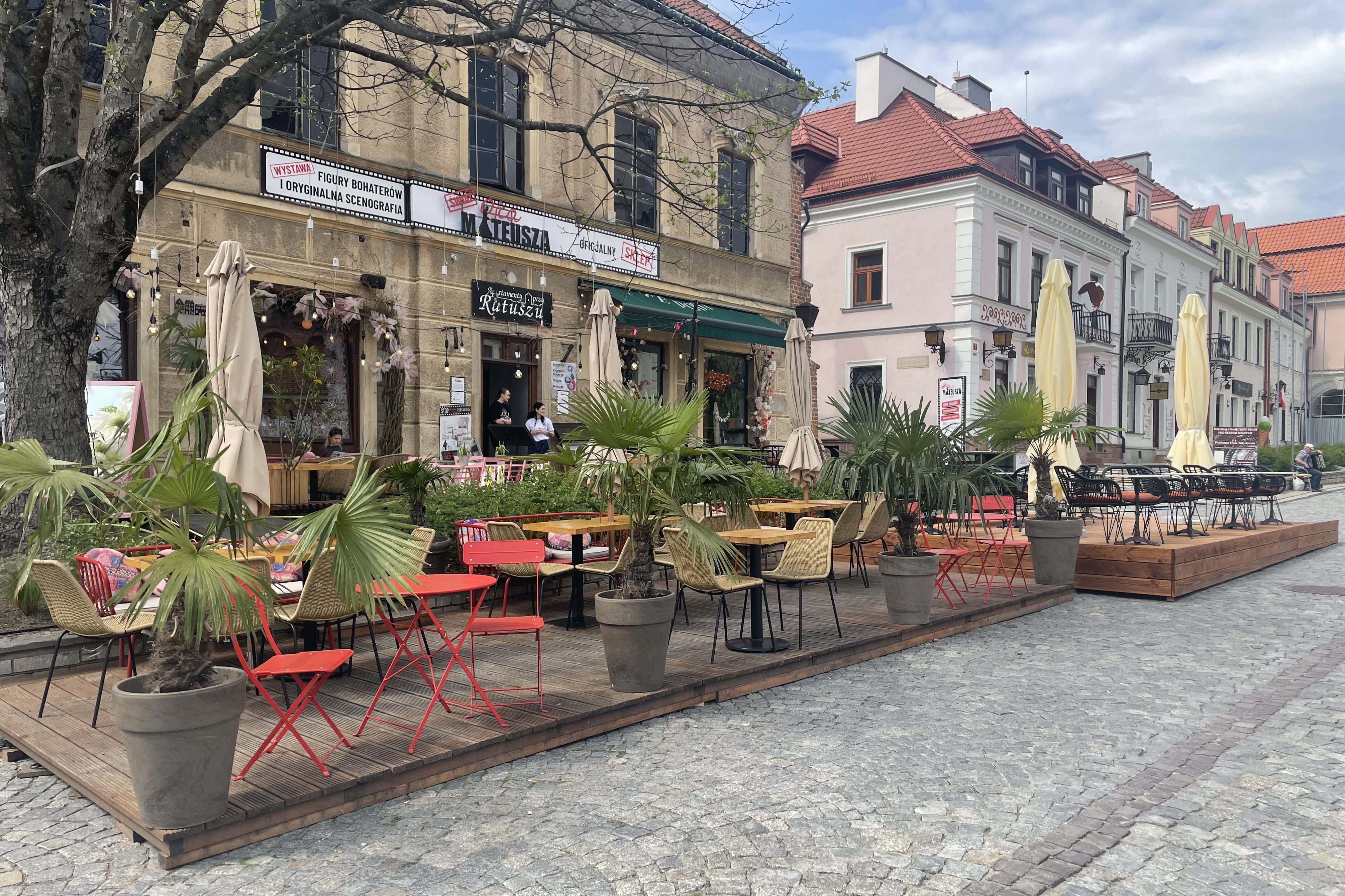 Starówka tętni życiem – coraz więcej letnich ogródków