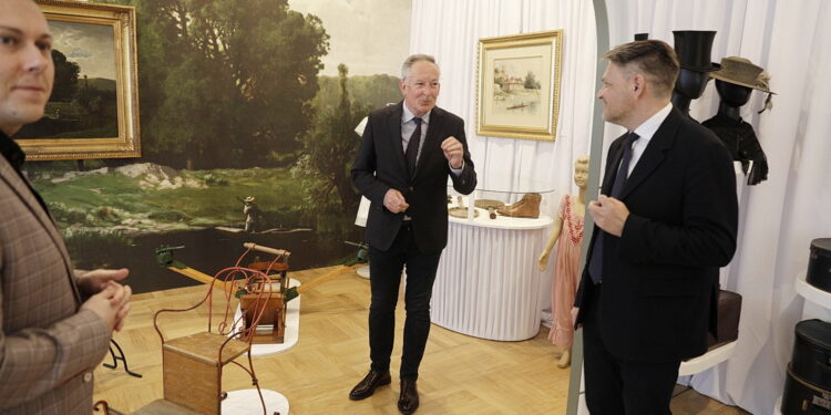 07.04.2025 Oblęgorek. Pałacyk Henryka Sienkiewicza. Wernisaż wystawy „Konterfekty z XIX wieku, czyli La Belle Époque według Sienkiewicza”. Na zdjęciu prawnuk Henryka Sienkiewicza europoseł Bartłomiej Sienkiewicz i dyrektor Muzeum Narodowego w Kielcach Robert Kotowski / Fot. Jarosław Kubalski - Radio Kielce
