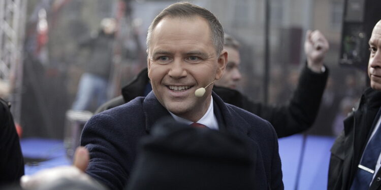 Trzaskowski i Mentzen w dół. Nawrocki w górę