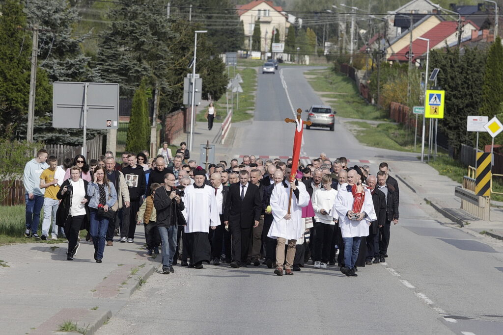 Mężczyźni wyruszą z figurą Zmartwychwstałego w 10-kilometrową procesję - Radio Kielce