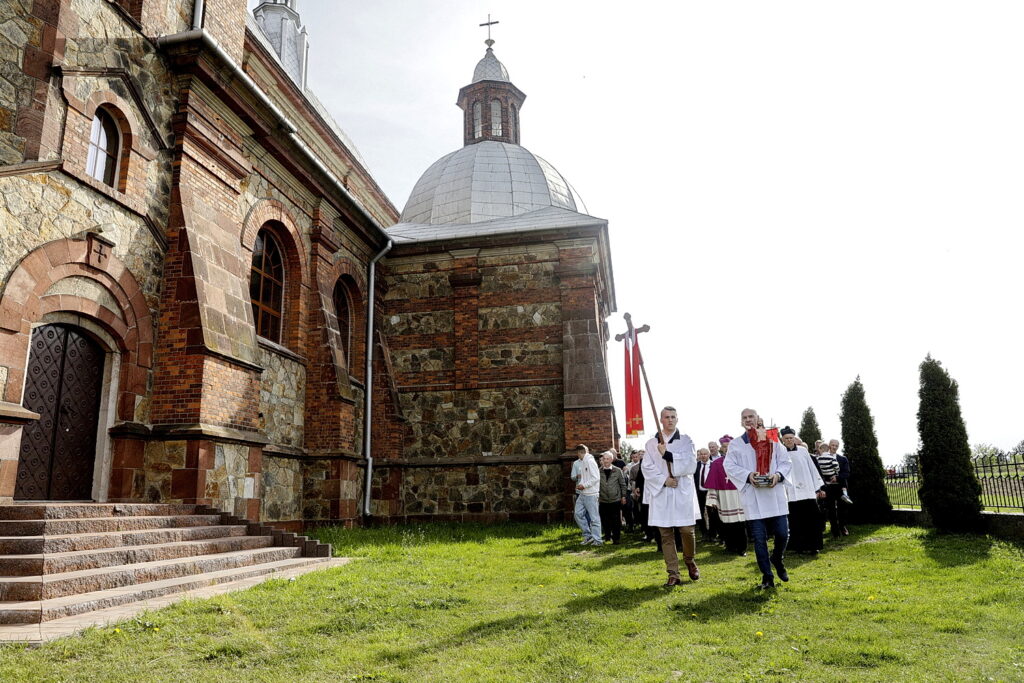 Mężczyźni wyruszą z figurą Zmartwychwstałego w 10-kilometrową procesję - Radio Kielce