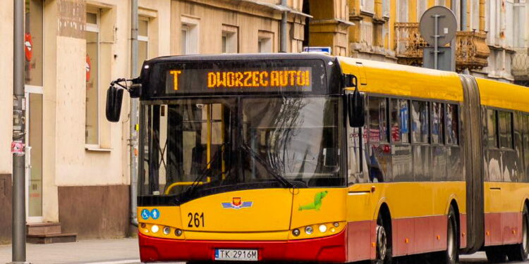 Autobusem do skansenu w Tokarni - Radio Kielce