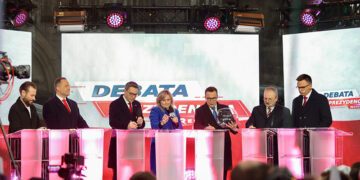 11.04.2025. Końskie. Debata organizowana przez TV Republika na rynku w Końskich. W debacie biorą udział kandydaci na prezydenta: popierany przez PiS Karol Nawrocki, kandydat Trzeciej Drogi Szymon Hołownia, Marek Jakubiak (Wolni Republikanie) i Krzysztof Stanowski oraz Joanna Senyszyn / Fot. PAP - Adam Kumorowicz