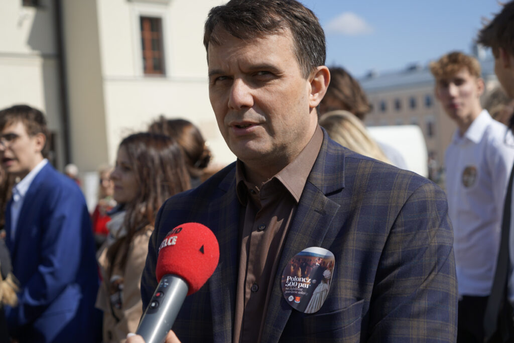 2.04.2025 Kielce. 300 par zatańczyło poloneza na 300-lecie I Liceum Ogólnokształcącego imienia Żeromskiego w Kielcach. Agata Wojda prezydent Kielc. Grzegorz Pańtak zastępca dyrektora KTT / Fot. Aleksandra Kwaśniewska - Radio Kielce