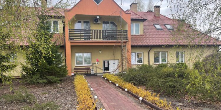 Wielkanoc w schronisku dla bezdomnych - wspólny stół i modlitwa