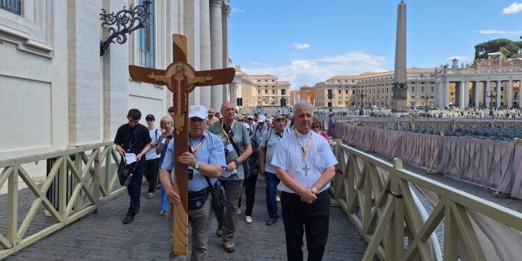 Kieleccy pielgrzymi razem z biskupem modlą się w Watykanie