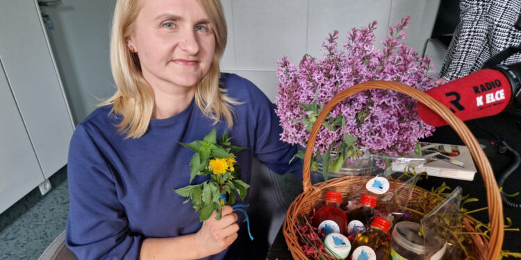 Monika Dygas, zielarka i fitoterapeutka z Tychowa Starego niedaleko Starachowic. / Fot. Marzena Smoręda - Radio Kielce