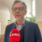 13.05.2025. Sandomierz. I Liceum Ogólnokształcące Collegium Gostomianum. Symulacja wyborów prezydenckich pod hasłem „Młodzi głosują”. Na zdjęciu: Waldemar Białousz nauczyciel historii i wiedzy o społeczeństwie / Fot. Grażyna Szlęzak – Radio Kielce